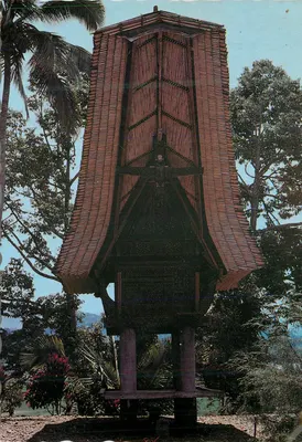 Bentuk Padi di Siaun, Tana Toraja — uma estrutura de madeira sobre estacas com telhado de tijolos de barro — Pelita Indonesia PS-H69