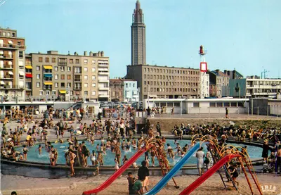Piscina pública em Le Havre — vista do campanário da Igreja de São José — editor IRIS