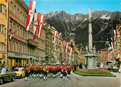 Maria-Theresien-Straße — Innsbruck com a Nordkette — Wiltener Stadtmusikkapelle — Photo Garstenauer, Igls, Tirol