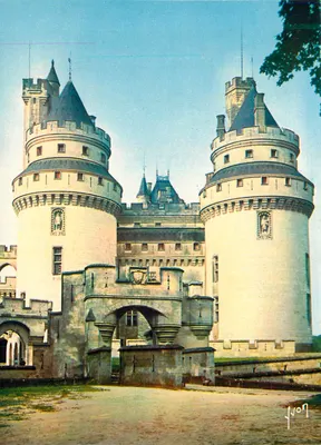Château de Pierrefonds — entrée principale, tours César et Charlemagne — JvON