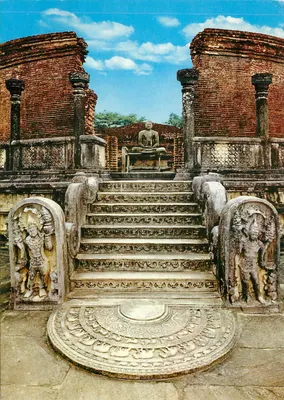 Mônica e Guardstones no Watadage — Polonnaruwa — Ceylon Tourist Board