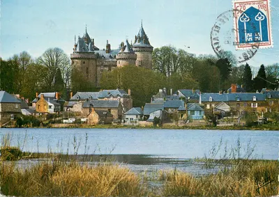 Castelo de Combourg — A Bretanha feudal — Éditions Itaïgor