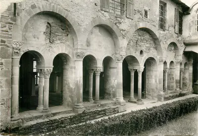 Conques na Rouergue — O Claustro (século XII) — Edições Decazeville