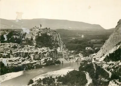 Sisteron (B.-Alpes) — A Cidadela e o Rio Durance — Imp. Combier Macon