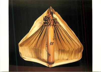 Cithara tubular de bambu com ressonador em folha de palmeira sesando — Indonésia, Timor — Museu do Homem, Paris