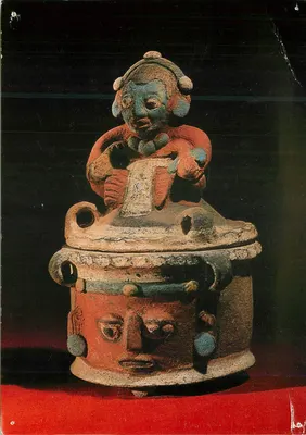 Bilhete postal moderno Paris museu do homem bol tripode com tampa decorada com uma figura sentada