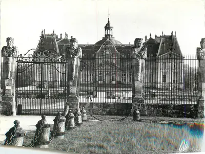 Vicomté - O Castelo, fachada Norte — Construído de 1656 a 1661, por Louis Le Vau, arquiteto, André Le Nôtre, jardineiro (estilo Luís XIV) — Cie des Arts Photomécaniques, Paris