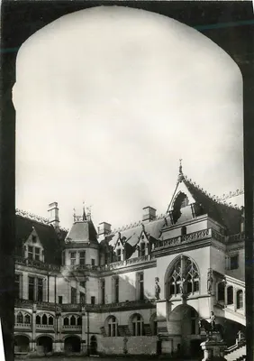Château de Pierrefonds — Cour d'Honneur — Service Commercial Monuments Historiques, Paris