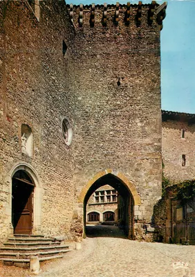 Pérouges - Cidade medieval — O portal da igreja fortificada — Edições Hachette