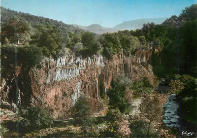 Jaujac (Ardèche) — As Rochas Basálticas — Combier Imp. Macon (S.-et-L.)