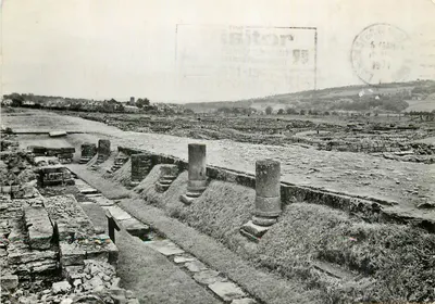 Sítio romano de Corbridge (Corstopitum) — Colunata e silos do noroeste — The Visitor, Family Row, 1974