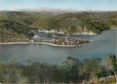 Presqu'île de LAUSSAC sobre o Lago da Barragem de Sarrans — Photo-Editions BOS Aurillac