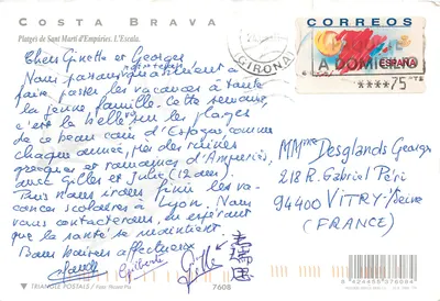 L'Escalala — widok plaży przez sosnowe drzewa — Triangle Postals / Ricard Pla — Rewers