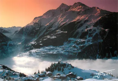 Vista de Bourg-Saint-Maurice — montanhas nevadas e aldeia acima das nuvens — J.-P. Fecci, Edições Revalp