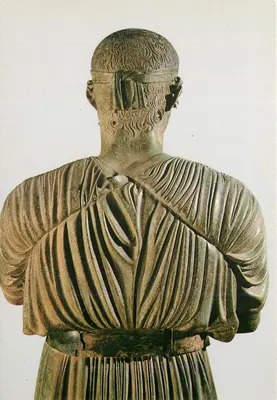Estátua romana — verso — Museu de Delfos, Atenas