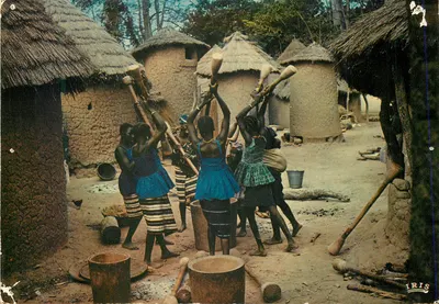 Mulheres africanas — cena de preparação alimentar — IRIS-MEXICHROME n°4576