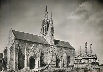 Capela de N.-D. de Tronoën (Finistère) e o Calvaire (século XV) — mais antigo da Bretanha — Editor: Les Tirages Modernes, Paris