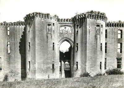 La Ferté-Milon (Aisne) — A Cidade Forte (Ruínas) — Combier Imp. Macon