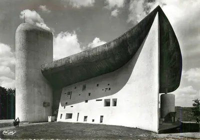 Sonchamp (Hte-Saône) — Capela de Nossa Senhora do Alto — arquiteto Le Corbusier — face sul
