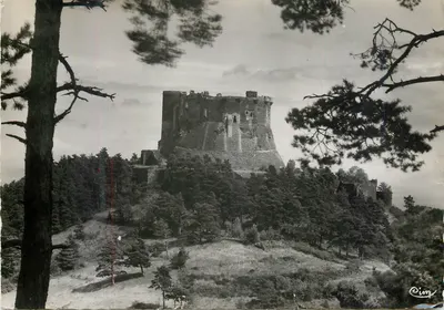 Murols (P.-de-D.) — O Castelo — Fotógrafo Verdadeiro
