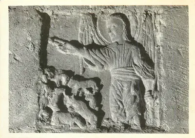 Salagon, priorado medieval — bas-relief do anjo anunciando aos pastores — Edições Alpes de Lumière