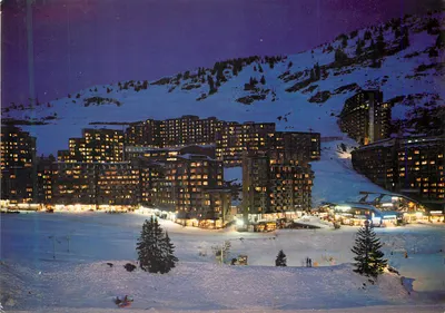 Avoriaz — estação de esqui noturna — Éditions Cellard