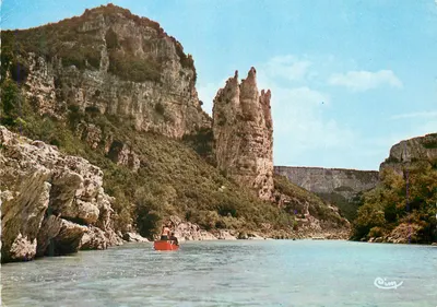Gorges da Ardèche — vista do cânion com barco — editor Cimec