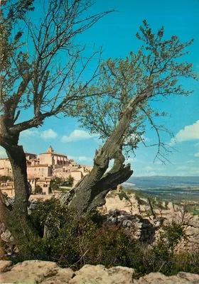 Gordes - Vaucluse — Vista do vilarejo provençal dominando a planície de Cavaillon diante do Lubéron — Edições Offsetcolor, NICE