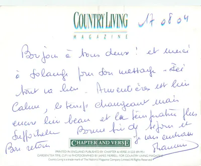 Pokój ogrodowy — białe róże — Country Living Magazine, n° CLP116 — Rewers