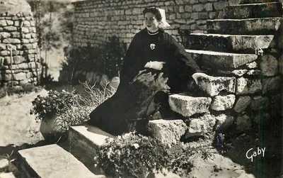 Femmes en costume breton — scène de jardin avec escalier en pierre — Gaby