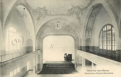Interior da Instituição Sainte-Geneviève — Neuilly-sur-Seine — editor desconhecido, número de série não visível