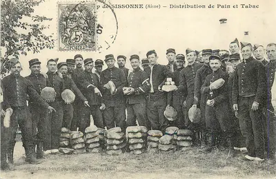 Camp de Sissonne (Aisne) — Distribuição de Pão e Tabaco — Buet, irmãos, foto-Adour, Sissonne (Aisne)