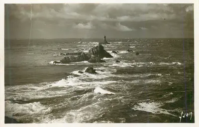 Ponta do Raz (Finistère) — Rochas prolongando o Éperon do Raz — Edições Yvon