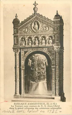 Basílica de Argenteuil (S.-et-O.) — A túnica sem costura de N. S. Jesus-Cristo no grande relicário das ostensões solenes — Cliché L. Parcot