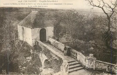 LE FAOUET - Capela São Miguel — Nos dias de Perdão, os devotos a visitam conforme a tradição, segurando-se a anéis de ferro fixos nas paredes