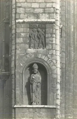 Estátua de santo em uma nicha — detalhes esculturados acima — editor Melton Bros. n°184