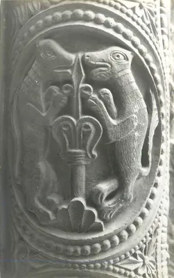 Detalhe escultórico de duas criaturas rodeando uma flor de lis — editor F. & E. P. Melton, Lincoln, Inglaterra