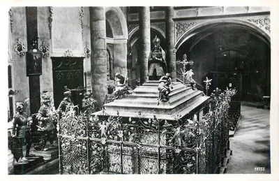 Innsbruck. Interior da Hofkirche. Túmulo de Maximilian — Monopol- u. Ansichtskartenverlag Schöllhorn & Co., Innsbruck