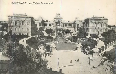 MARSEILLE - Le Palais Longchamp — panoramic view of the palace and its central fountain