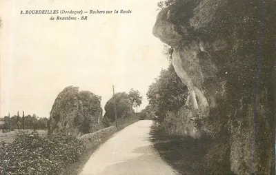 Bourdeilles (Dordogne) — Rochas na Estrada de Brantôme - BR