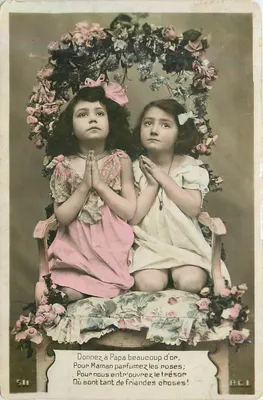 Duas jovens meninas em oração — decoração floral — BCI n°511