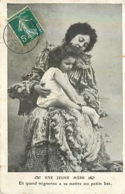 Bilhete postal antigo Uma Jovem Mãe E Quando Mignonne a Sur Meter seus Pequenos Meias