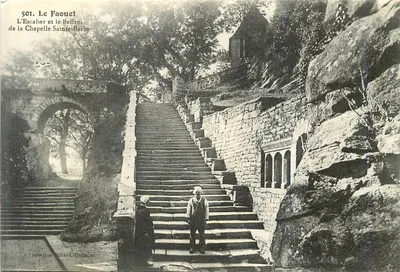 Le Faouet — A Escada e o Sino da Capela Santa Bárbara — coleção Billard, Quimper
