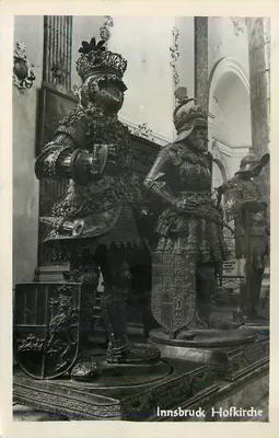 Estátuas de armaduras na Igreja Hofkirche — Innsbruck