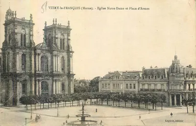 VITRY-le-FRANÇOIS (Marne) - Igreja de Nossa Senhora e Praça das Armas — Legeret, editor