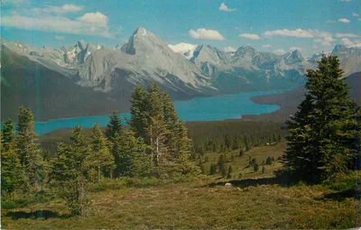 Lago Maligne, Alpands, Jasper — vista de caminhante — Dist. por Harry Rowed, O'Neill & Assoc. Ltd. — S-2643