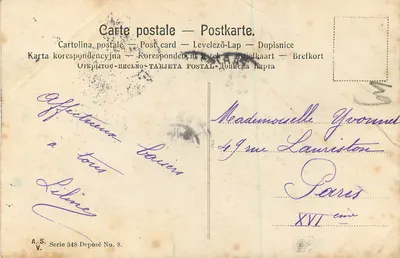 Mulher com vestido e chapéu segurando um presente — Natal — A. S. Série 348 Deposé No. 8 — Verso