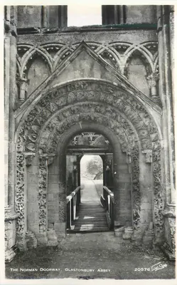 A Porta Normanda — Abadia de Glastonbury — Walter Scott