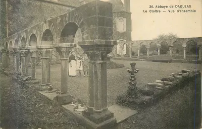Abadia de DAOULAS — O Claustro — Vista Geral — Coleção Le Doaré, Châtelaillon