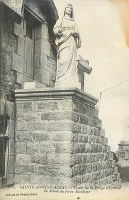 Sainte-Anne-d'Auray — Estátua da Virgem na entrada do Museu dos Nicolazie — Artaud e Nozais, Nant